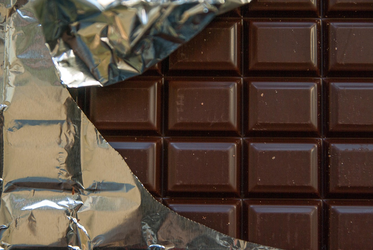 Esperto consiglia cautela nel consumo di cioccolato fondente per la salute.