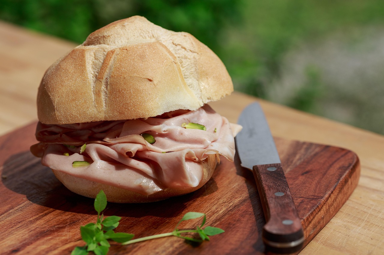 Mortadella servita con consigli medici per chi ha trigliceridi altissimi.