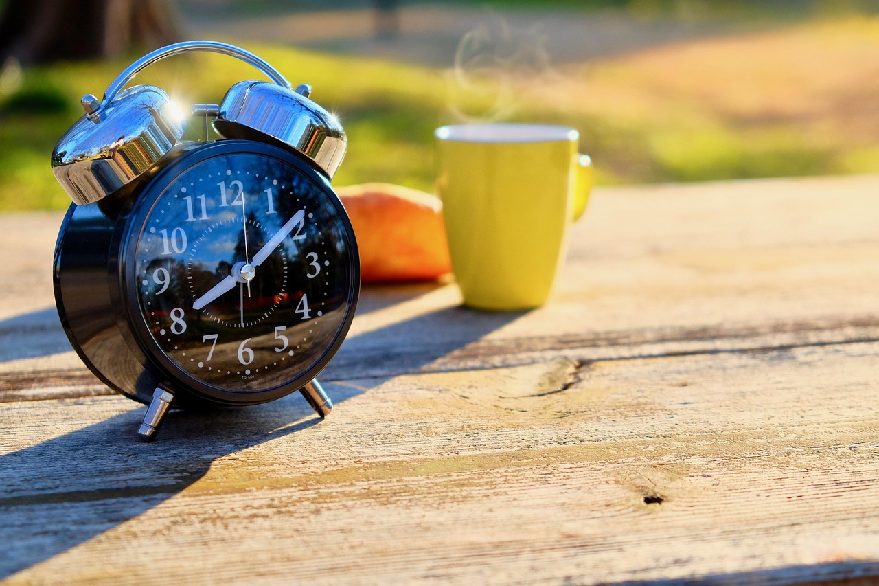 Donna sorridente che pratica il digiuno di 12 ore, energia e umore migliorati dopo una settimana.