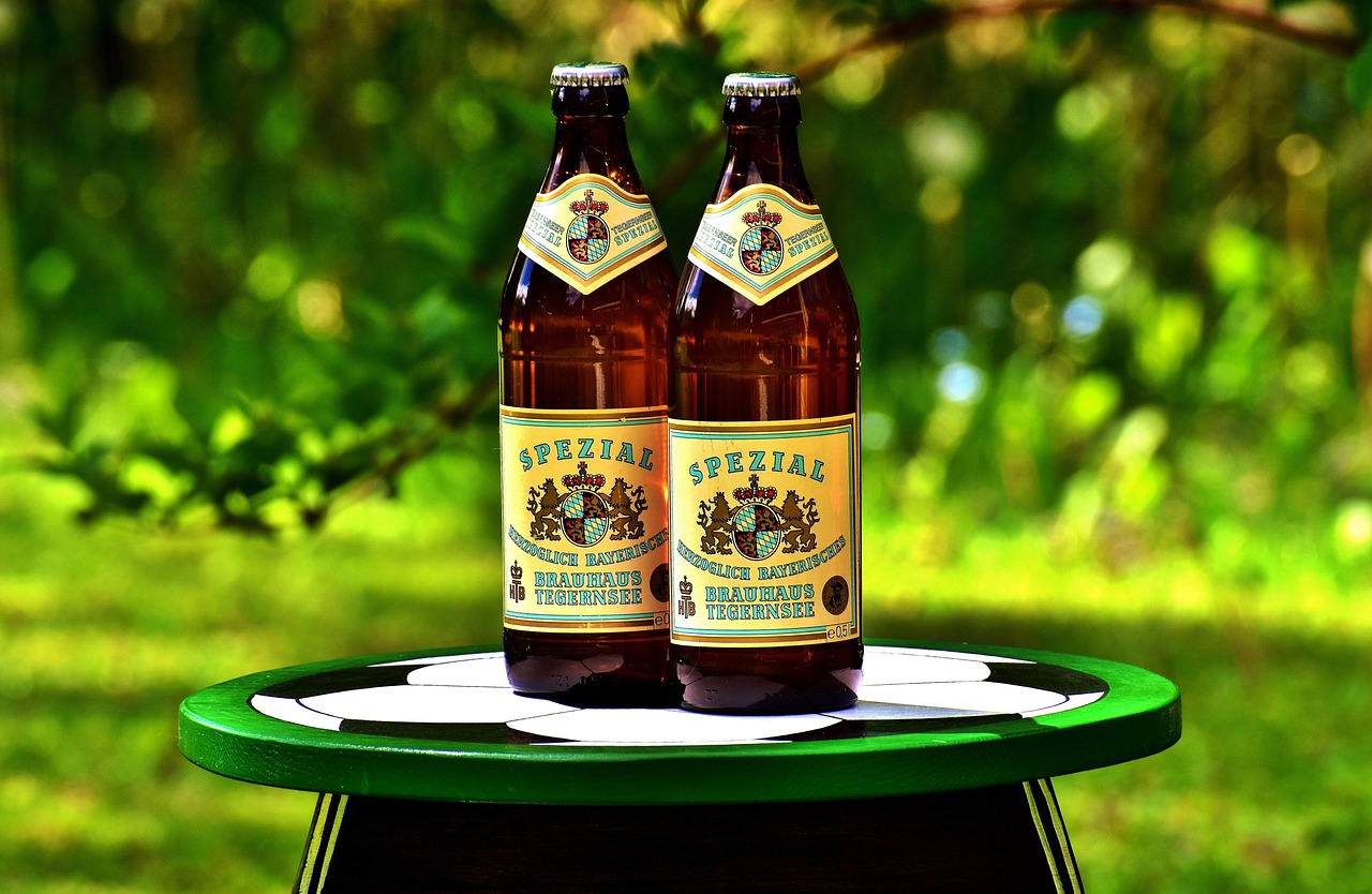 Un atleta sorseggia birra dopo un allenamento, con espressione pensierosa.