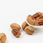 Noci su un piatto con misurino, simbolo di una dieta sana per abbassare la glicemia.