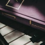 Persona che studia con appunti e libri, rappresentando strategie per migliorare la memoria a lungo termine.