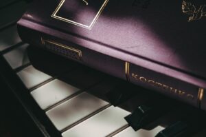 Persona che studia con appunti e libri, rappresentando strategie per migliorare la memoria a lungo termine.