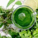 Bevanda verde in un bicchiere, ingrediente per purificare il fegato e migliorare la digestione.