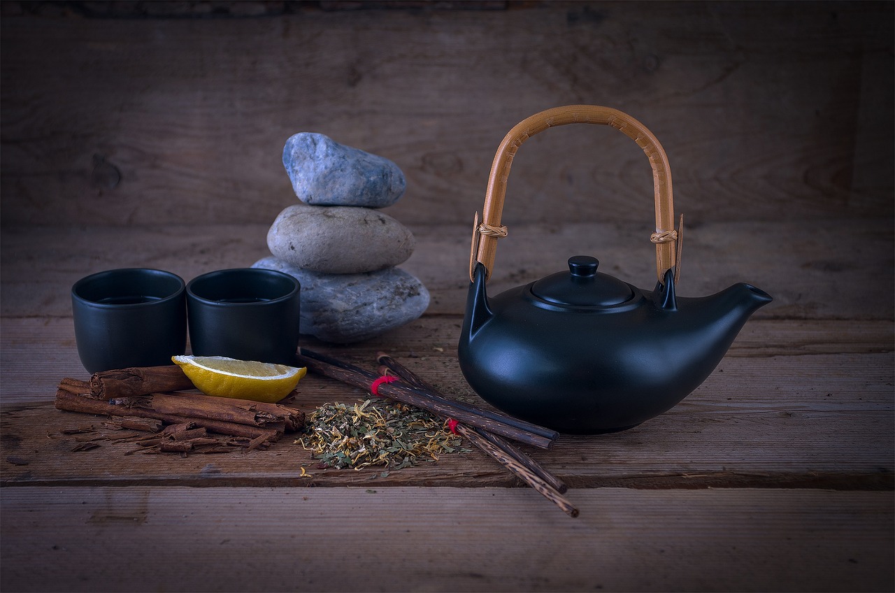 Tisana serale in una tazza, ideale per depurare il fegato grasso durante la notte.