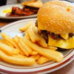 Cibi non consigliati per chi ha colesterolo alto: alimenti fritti, grassi saturi e zuccheri.