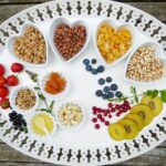 Cibi ricchi di fibre per abbassare il colesterolo LDL: frutta, verdura e cereali integrali.