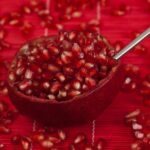 Semi di melograno freschi in un piatto, pronti per essere mangiati.