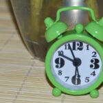 Immagine che illustra i benefici del digiuno di 12 ore sul metabolismo in una settimana.