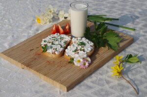 Ricotta fresca servita con frutta, ideale per abbassare il colesterolo secondo i rimedi della nonna.