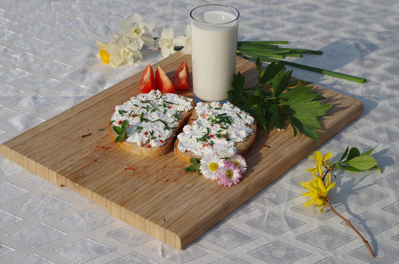 Ricotta fresca servita con frutta, ideale per abbassare il colesterolo secondo i rimedi della nonna.