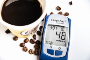 Tazza di caffè su un tavolo, simbolo di salute e prevenzione del diabete di tipo 2.