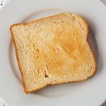 Fette biscottate con etichetta di marca controversa, simbolo di potenziali rischi per la salute.