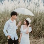 Cinque segni zodiacali fortunati in amore nel 2026, con simboli zodiacali e cuori.