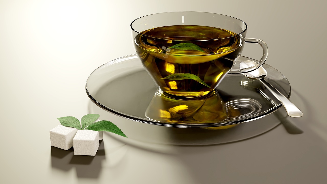 Tazza di tè verde con foglie, evidenziando i potenziali effetti negativi sul fegato.