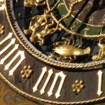 Tre segni zodiacali in un'illustrazione, con espressioni decise e atteggiamenti contrari a essere contraddetti.